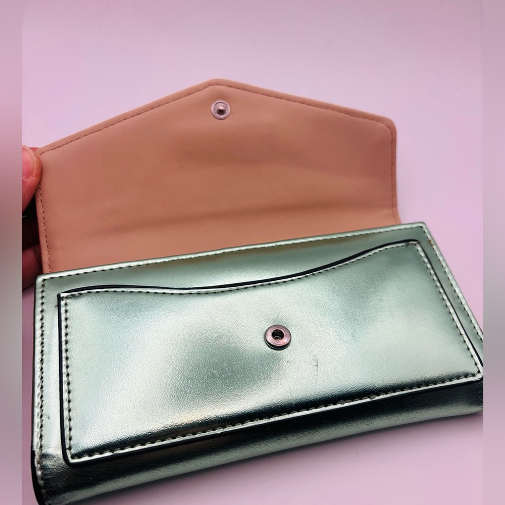GUESS Metallic Green Wallet–As Is-stored, not heavily used”+guess card in place - Picture 9 of 9